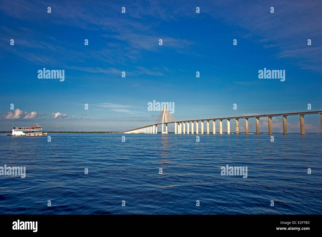 Brasilien, Bundesstaat Amazonas, Manaus, Ponte Rio Negro (Manaus Iranduba Brücke) über Rio Negro (Luftbild) Stockfoto