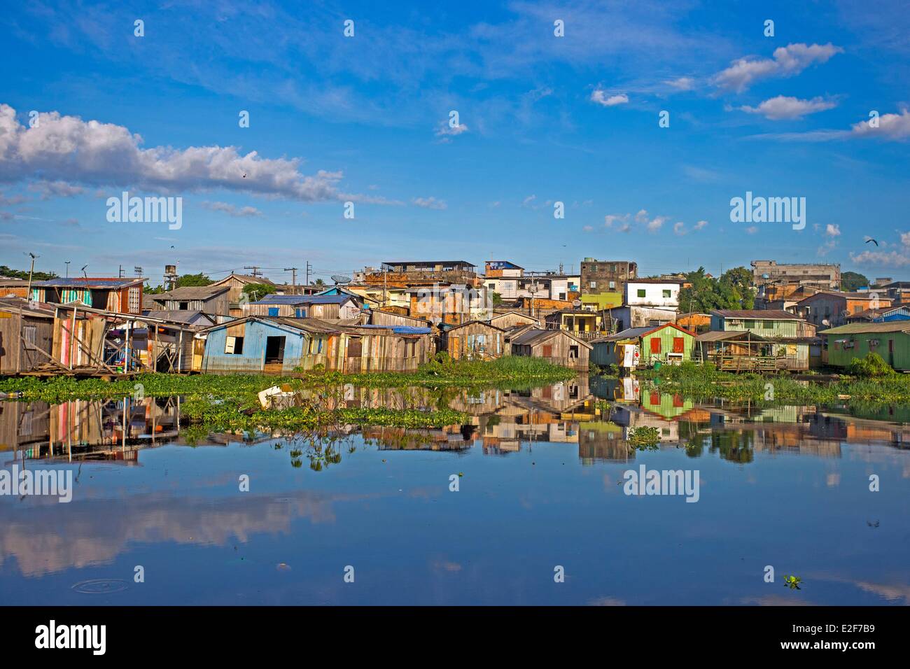 Brasilien, Bundesstaat Amazonas, Manaus, Slum am Rande von einem Sumpf (Luftbild) Stockfoto