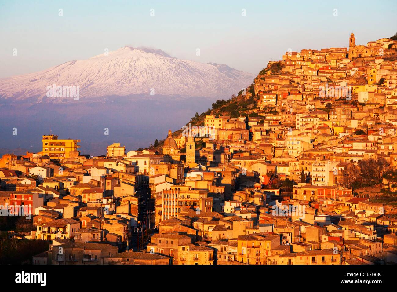 Italien Sizilien Provinz Enna Agira Mit Den Atna Aufgefuhrt Als Weltkulturerbe Von Der Unesco Auf Dem Hintergrund Stockfotografie Alamy