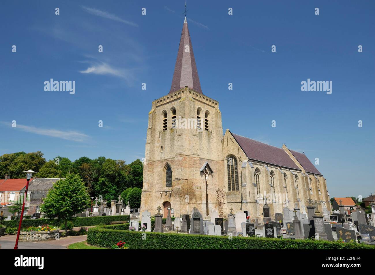 Frankreich, Nord, West Cappel, Kirche Saint Sylvestre und den Friedhof Stockfoto