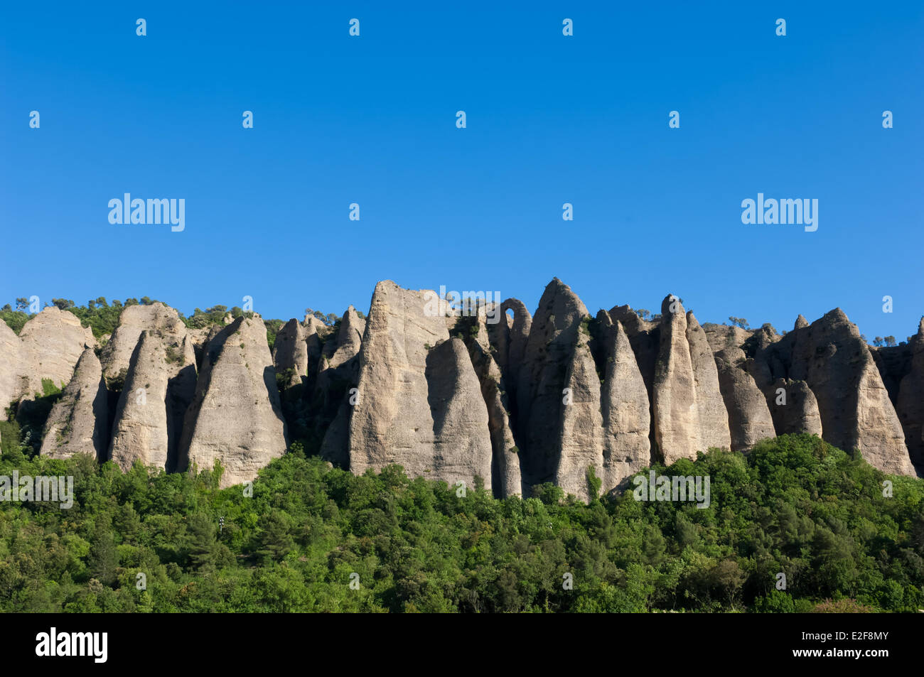 Frankreich, Alpes de Haute Provence, Les Mees, Büßer Rock oder Tuff Monolithen mit Blick auf das mittelalterliche Dorf Stockfoto