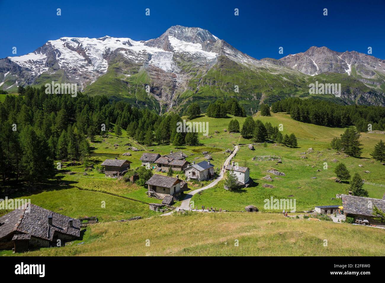 Frankreich Savoie Haute Tarentaise Le Monal Weiler (1874m) dominiert den Mont Pourri (3779m) und Nord-Süd-Seite des Gurraz Stockfoto
