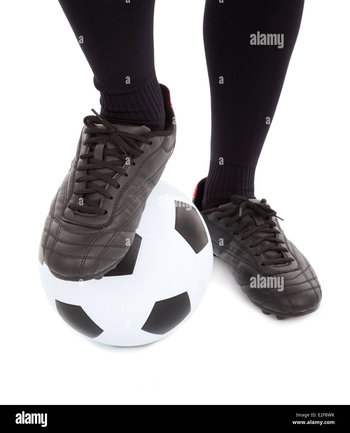 Fußball-Spieler Füße und Fußball. isoliert auf weißem Hintergrund Stockfoto
