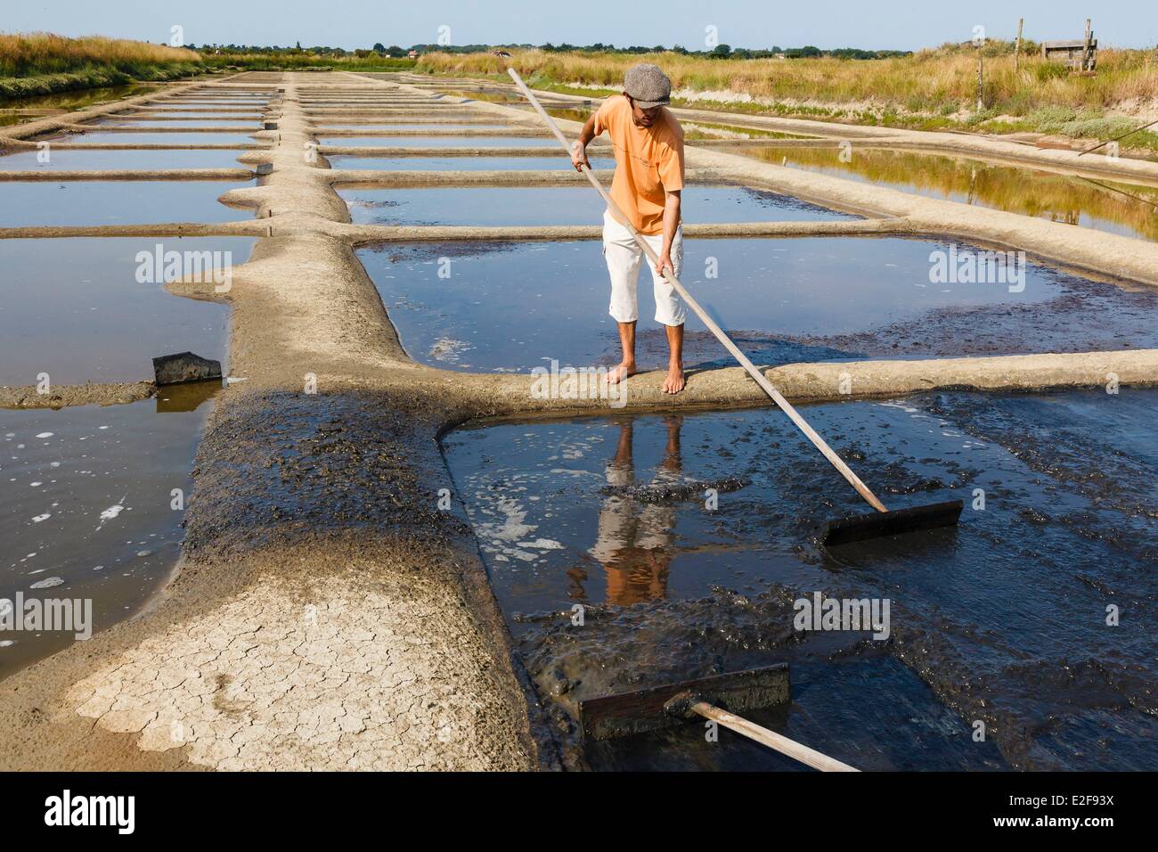 Frankreich, Vendee, L'Ile-d ' Olonne, Mathieu Salz Arbeiter, die Vorbereitung der Salzwiesen Stockfoto