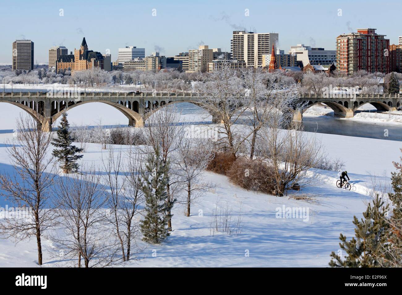 Kanada Saskatchewan Saskatoon das Stadtzentrum und die Ufern des South Saskatchewan River im winter die Uni-Brücke Stockfoto