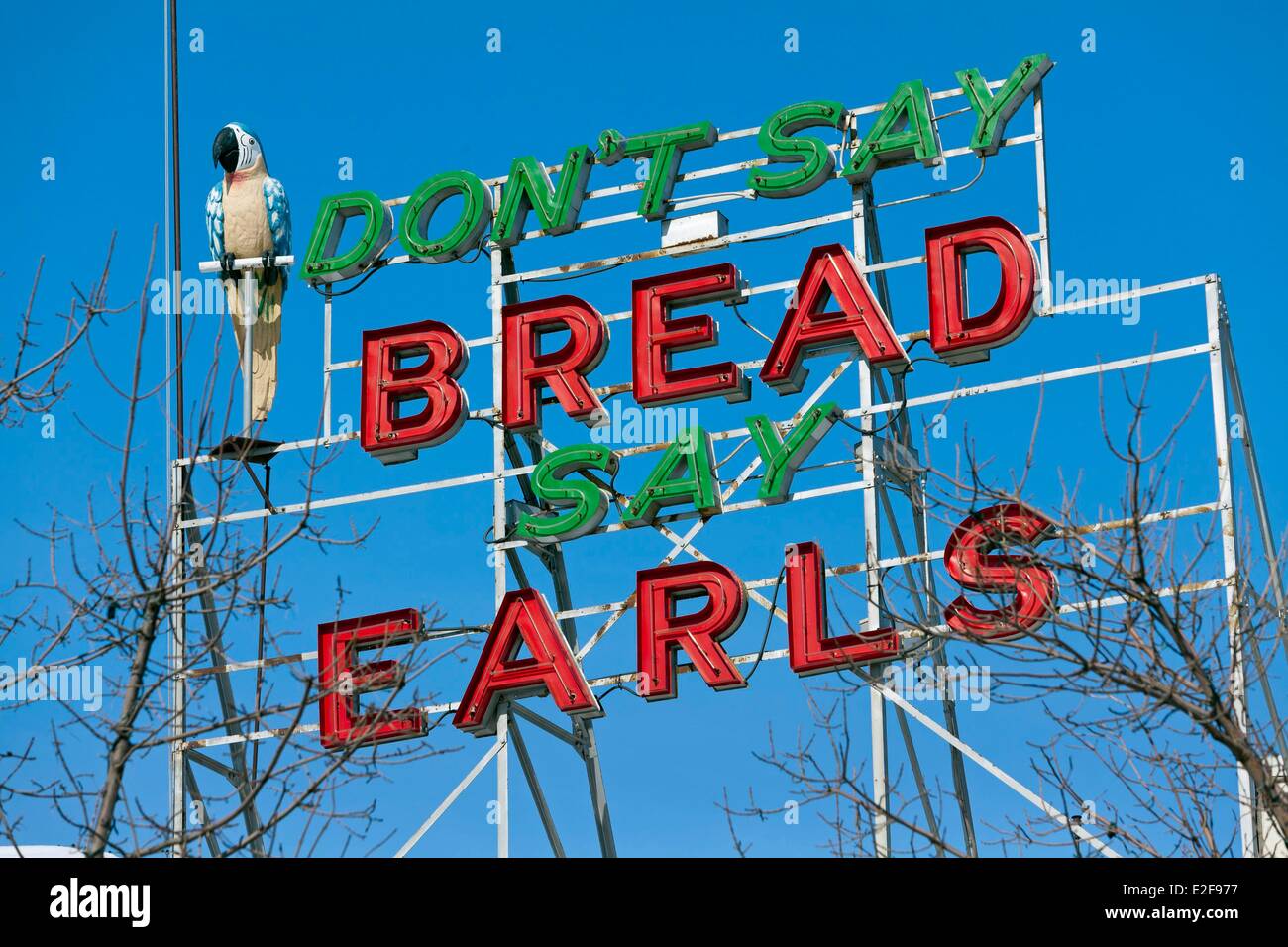 Kanada, Saskatchewan, Saskatoon, South City Park, bunte Zeichen des Earls Restaurant Stockfoto