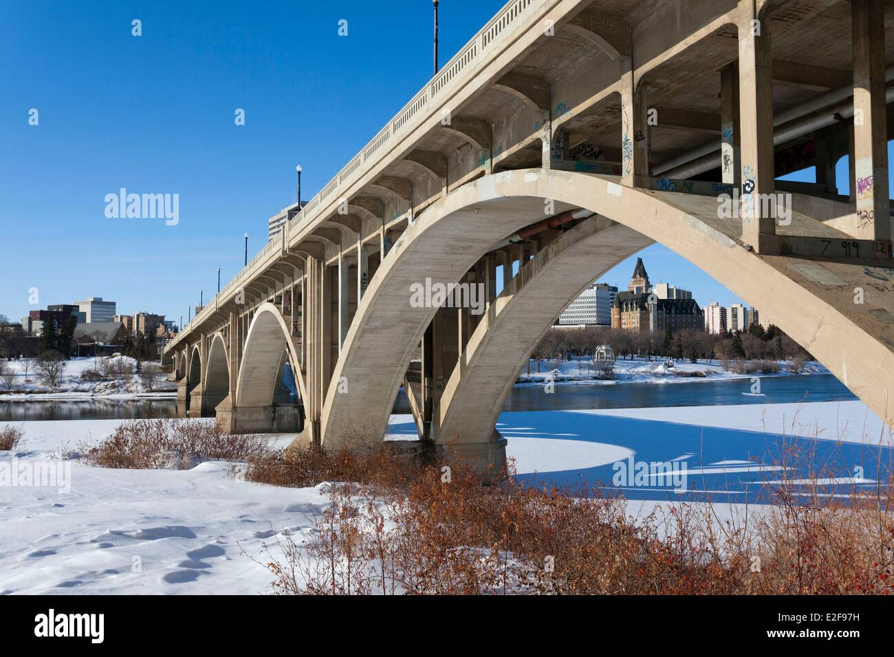 Kanada Saskatchewan Saskatoon Stadtzentrum Broadway Bridge am South Saskatchewan River unter einem der historischen Bögen Stockfoto
