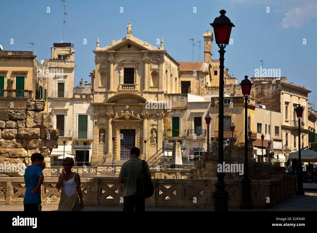 Italien, Apulien, Salento-Halbinsel, Lecce, römische Amphitheater Platz, St Mark Chapel Stockfoto