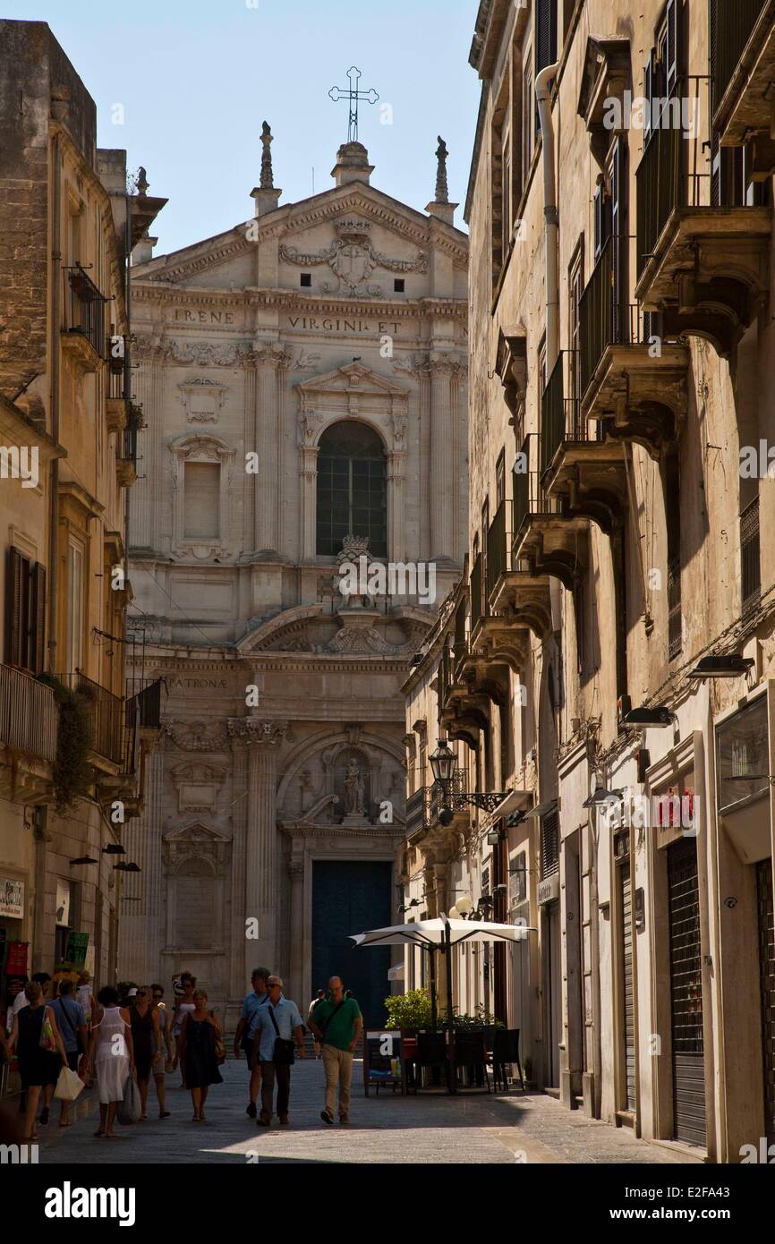Italien, Apulien, Salento-Halbinsel, Lecce, Street in der Innenstadt und Kathedrale Stockfoto