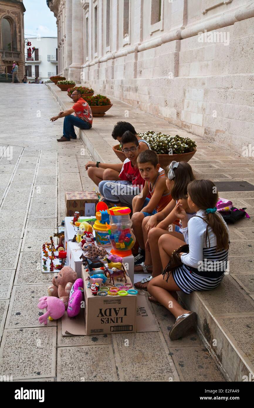 Italien, Apulien, Martina Franca, Altstadt, Kinder Verkauf Stockfoto