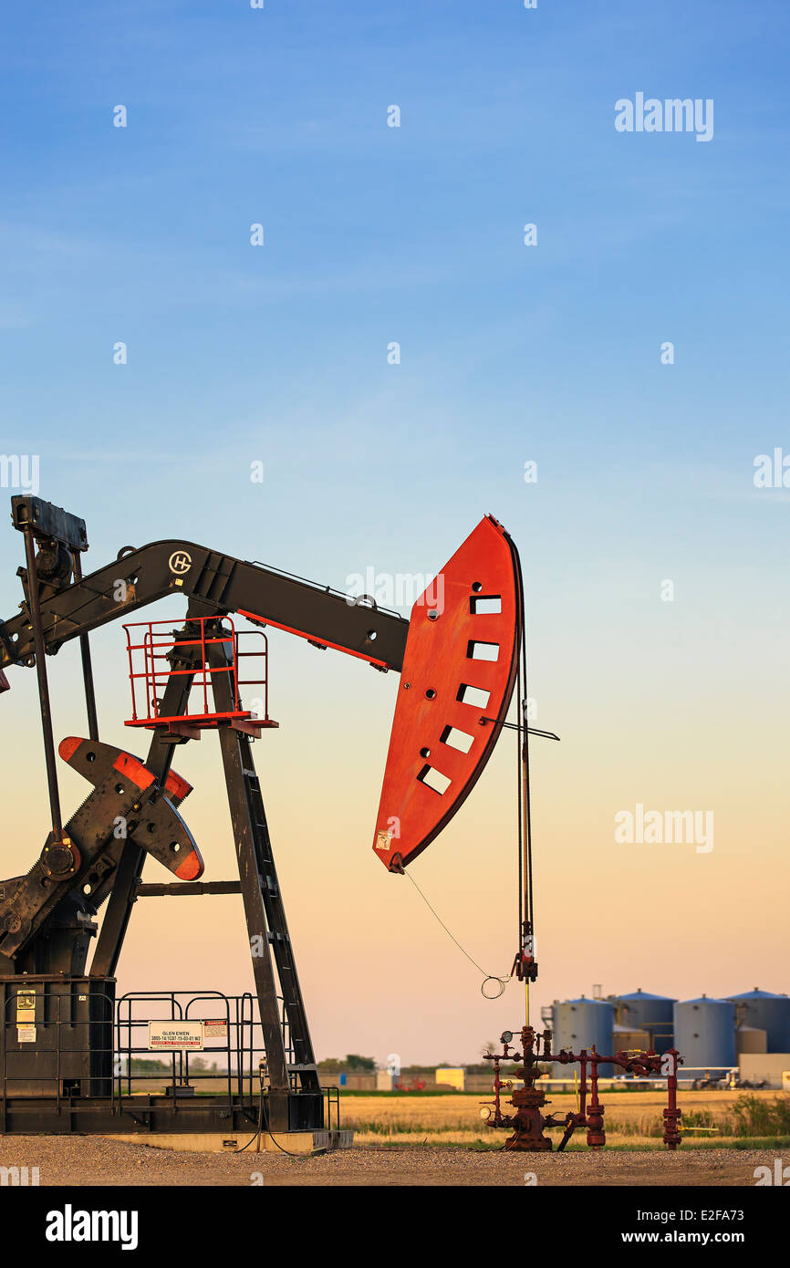 Öl Pumpe Jack im Bakken-Ölfeld in der Nähe von Estevan, Saskatchewan, Kanada Stockfoto