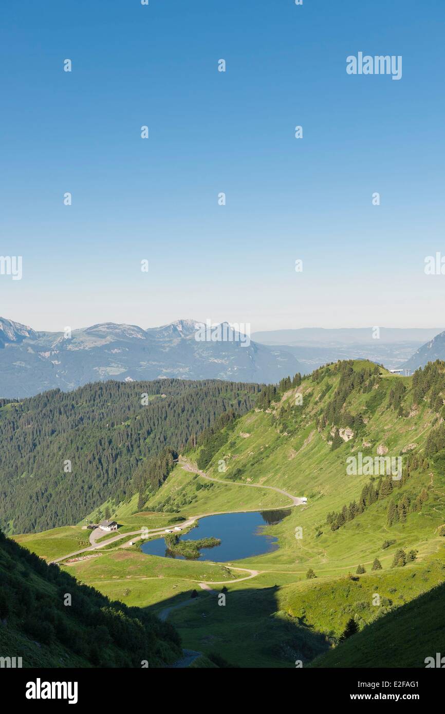 Frankreich, Haute-Savoie, Haut Giffre-Massivs, Wandern, Pointe d'Angolon, Blick über den See und den Pass des Joux Plane (1691m) Stockfoto