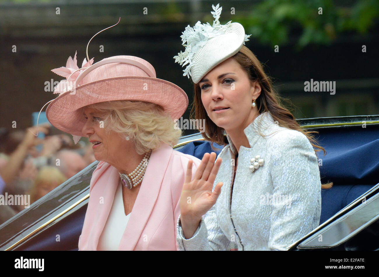 Catherine, Herzogin von Cambridge, Catherine Middleton, Kate Middleton, mit Camilla, Herzogin von Cornwall. Kate Middleton im Alexander McQueen-Outfit Stockfoto