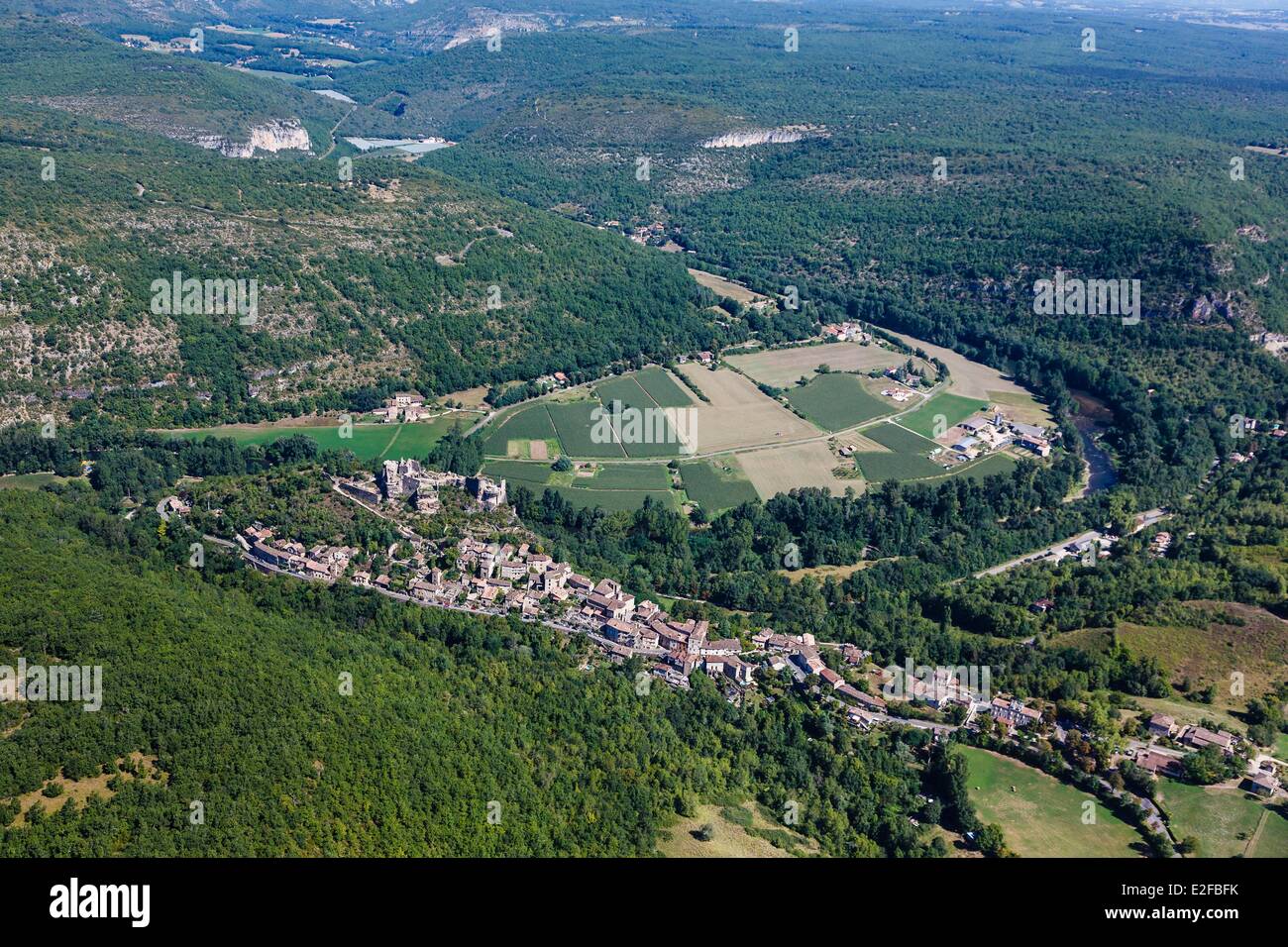 Frankreich, Tarn, Penne, das Dorf und die umliegende Landschaft (Luftbild) Stockfoto
