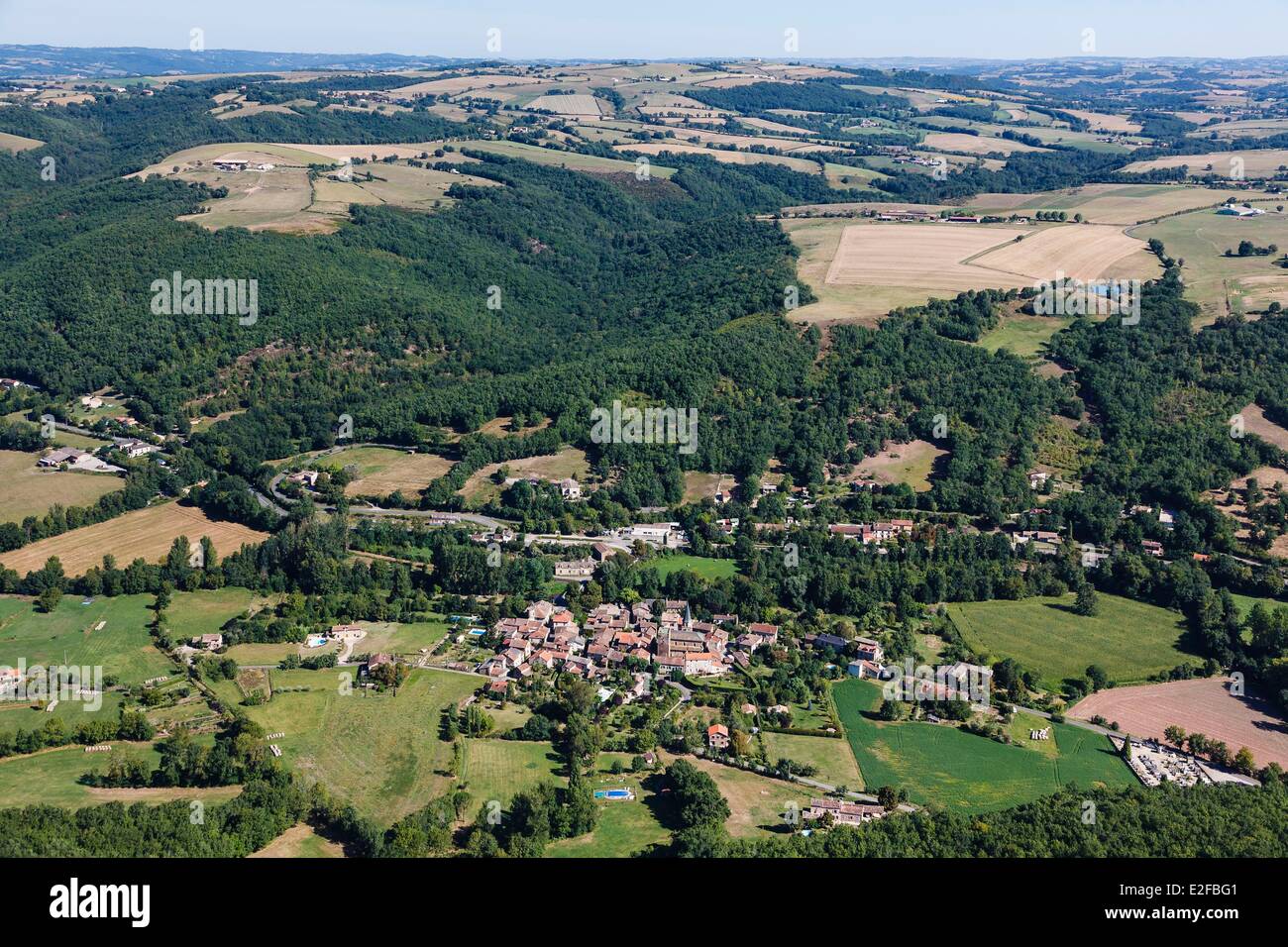 Frankreich, Tarn, Salles, das Dorf und die umliegende Landschaft (Luftbild) Stockfoto