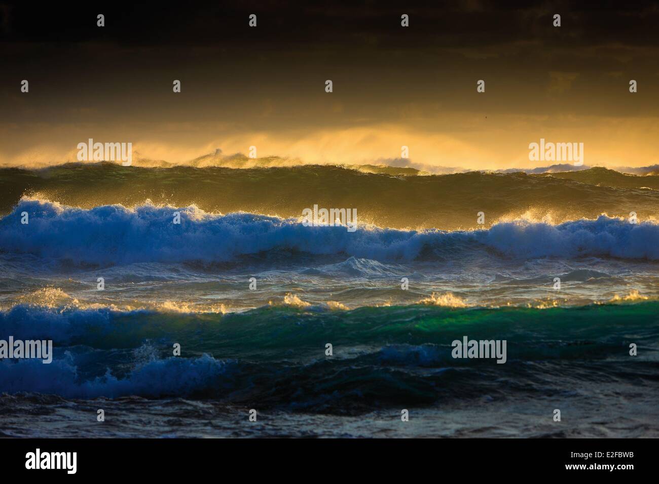 Frankreich, La Réunion (französische Übersee-Departement), Saint-Pierre, Seestück Wellen während eines Sturms bei Sonnenuntergang Stockfoto