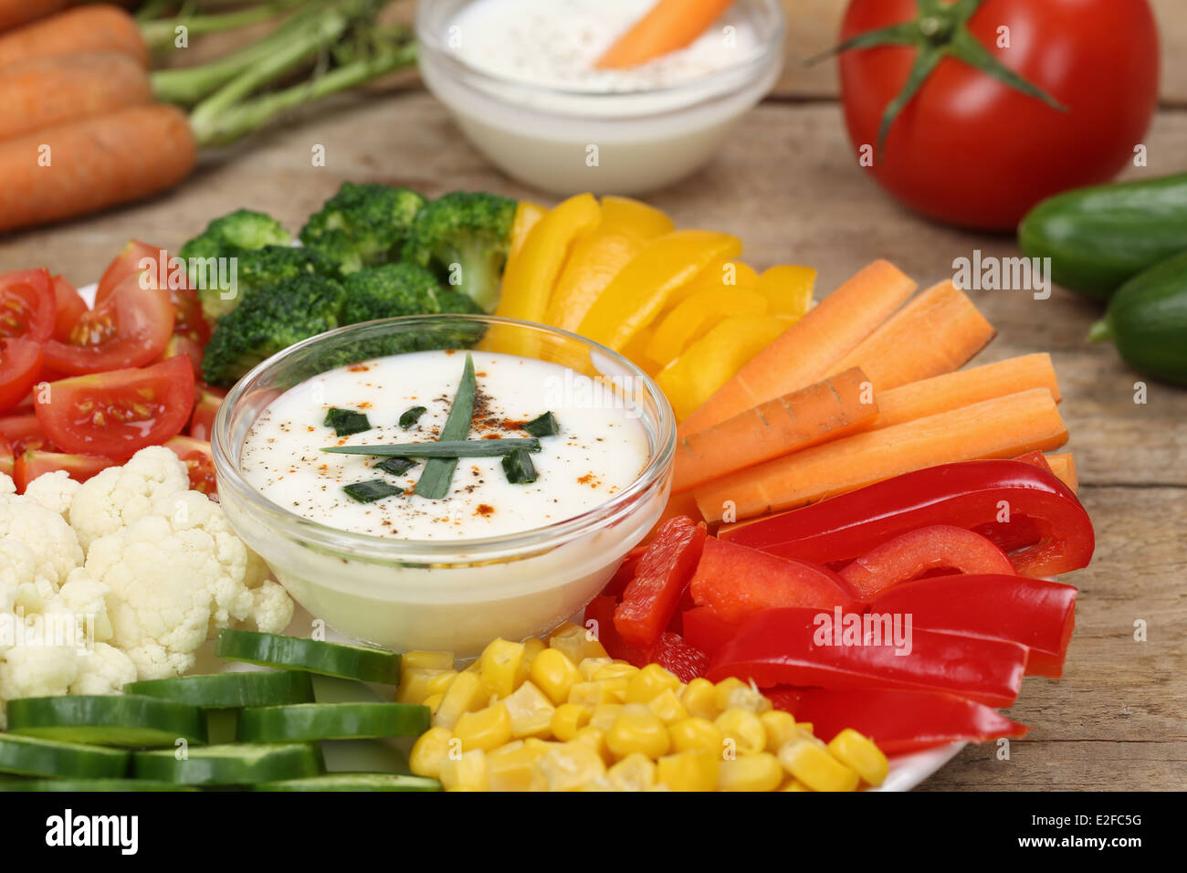 Gesundes Gemüse essen Teller mit Paprika, Karotten und Tomaten mit Dip für Essen Stockfoto