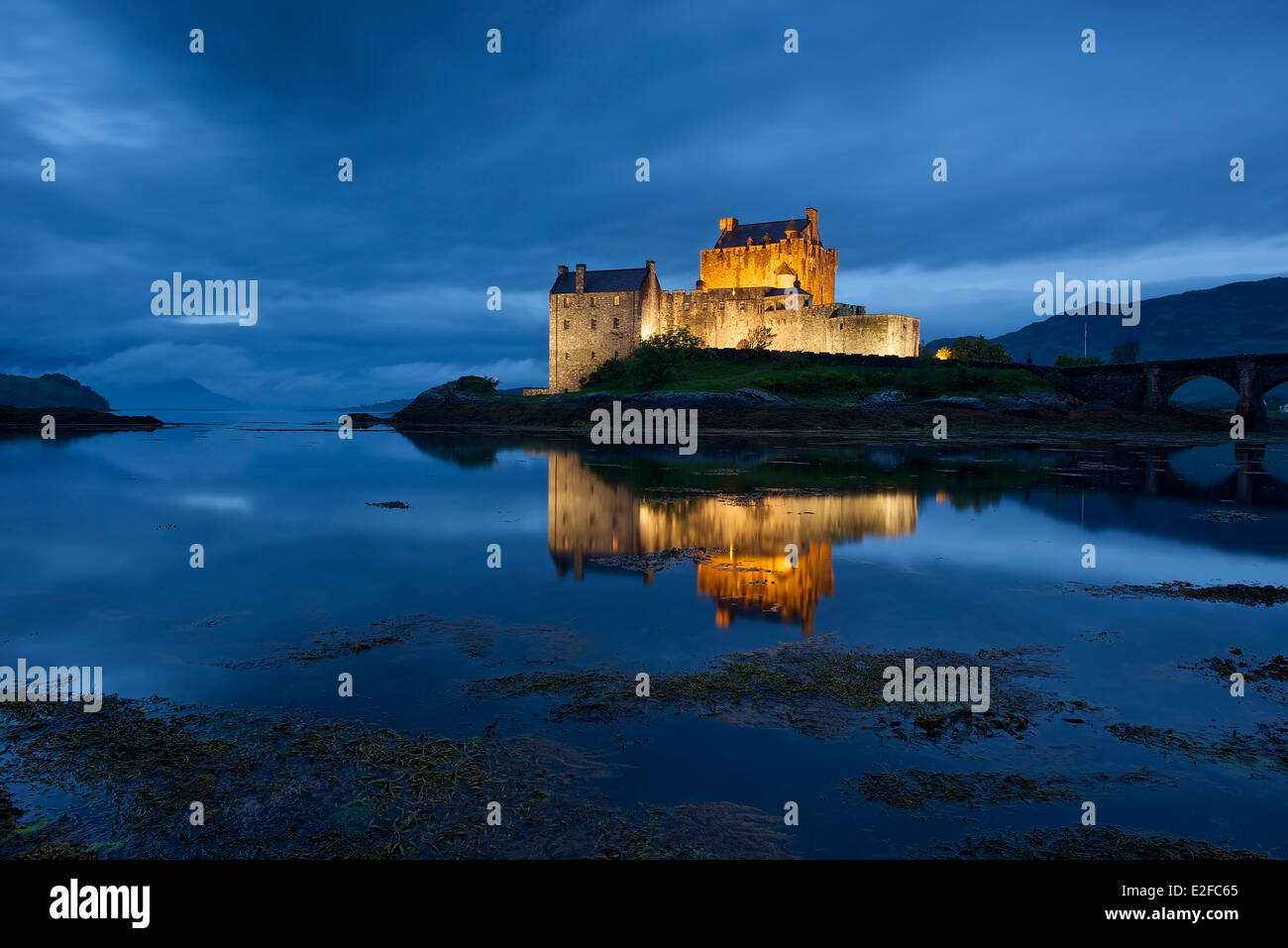 Eilean Donan Castle in der Abenddämmerung mit Beleuchtung eingeschaltet Stockfoto