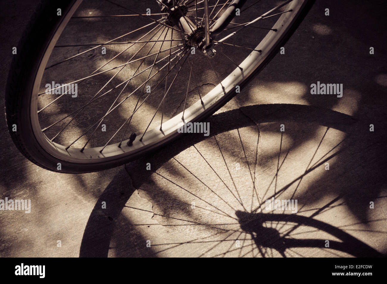 Oldtimer Fahrrad-Rad mit Schatten Stockfoto