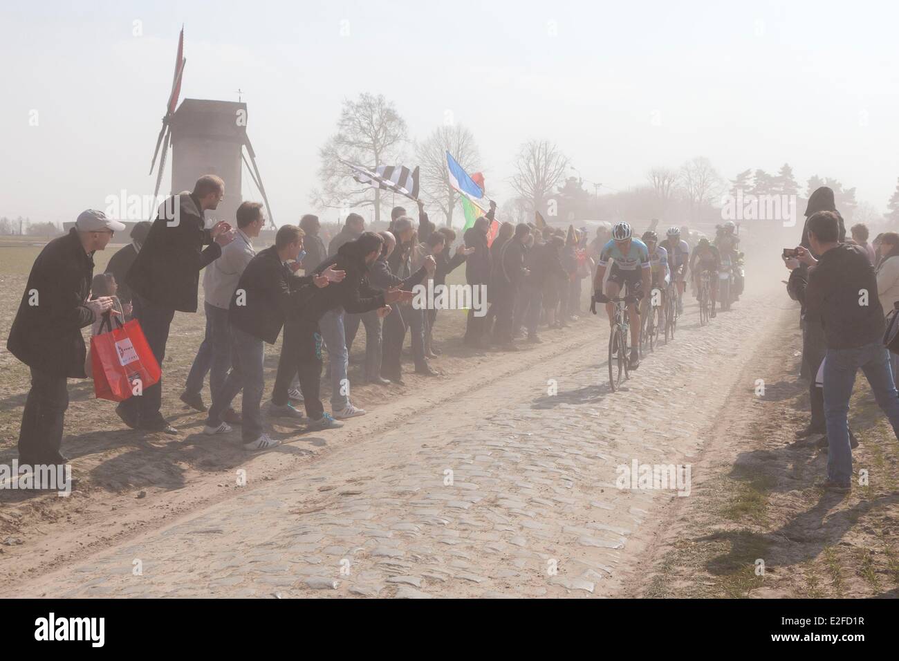 Frankreich, Nord, Templeuve, Radrennen Paris-Roubaix, vorbei auf den Pflastersteinen der Mühle begreifbar Stockfoto