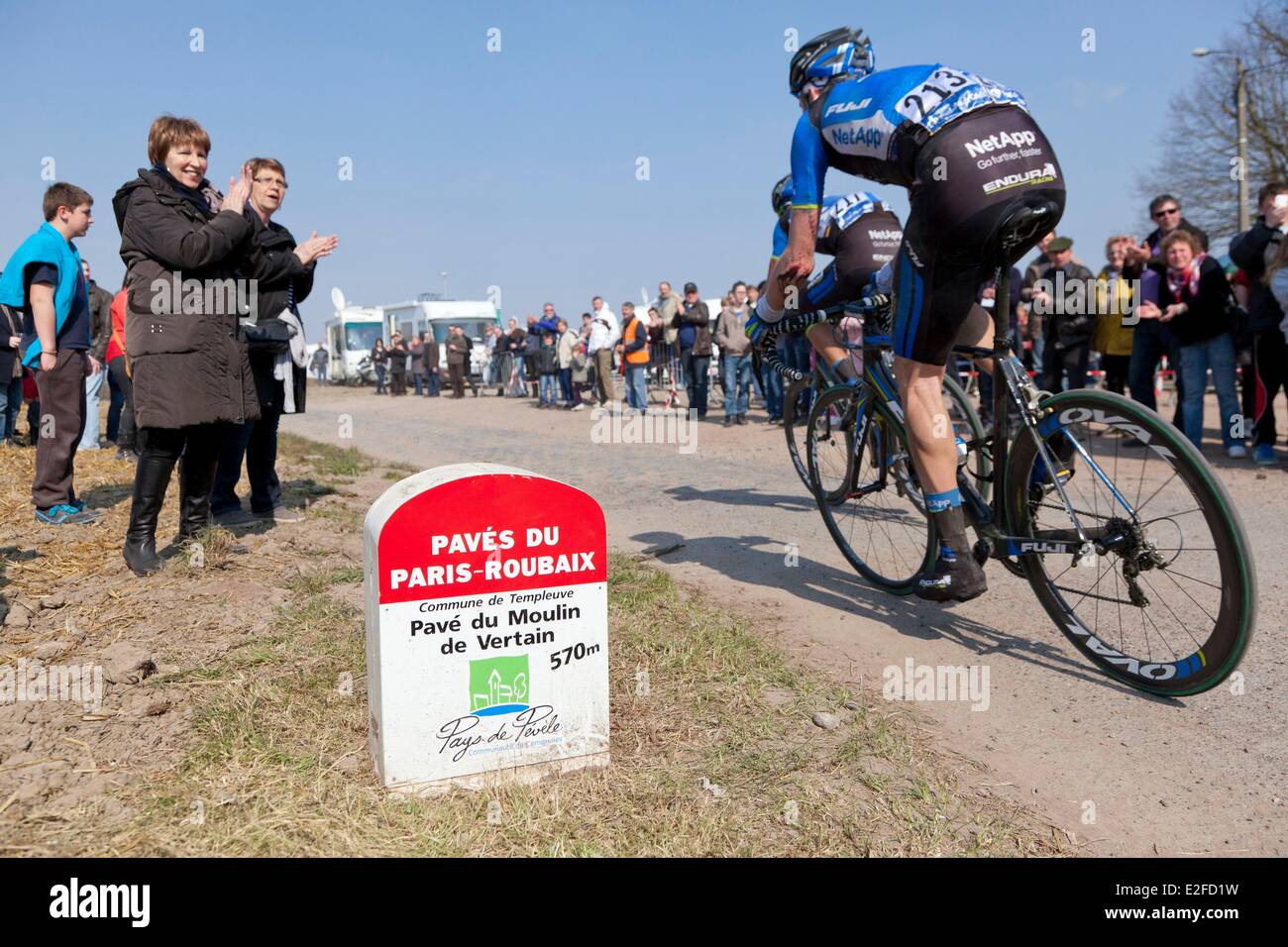 Frankreich, Nord, Templeuve, Radrennen Paris-Roubaix, vorbei auf den Pflastersteinen der Mühle begreifbar Stockfoto