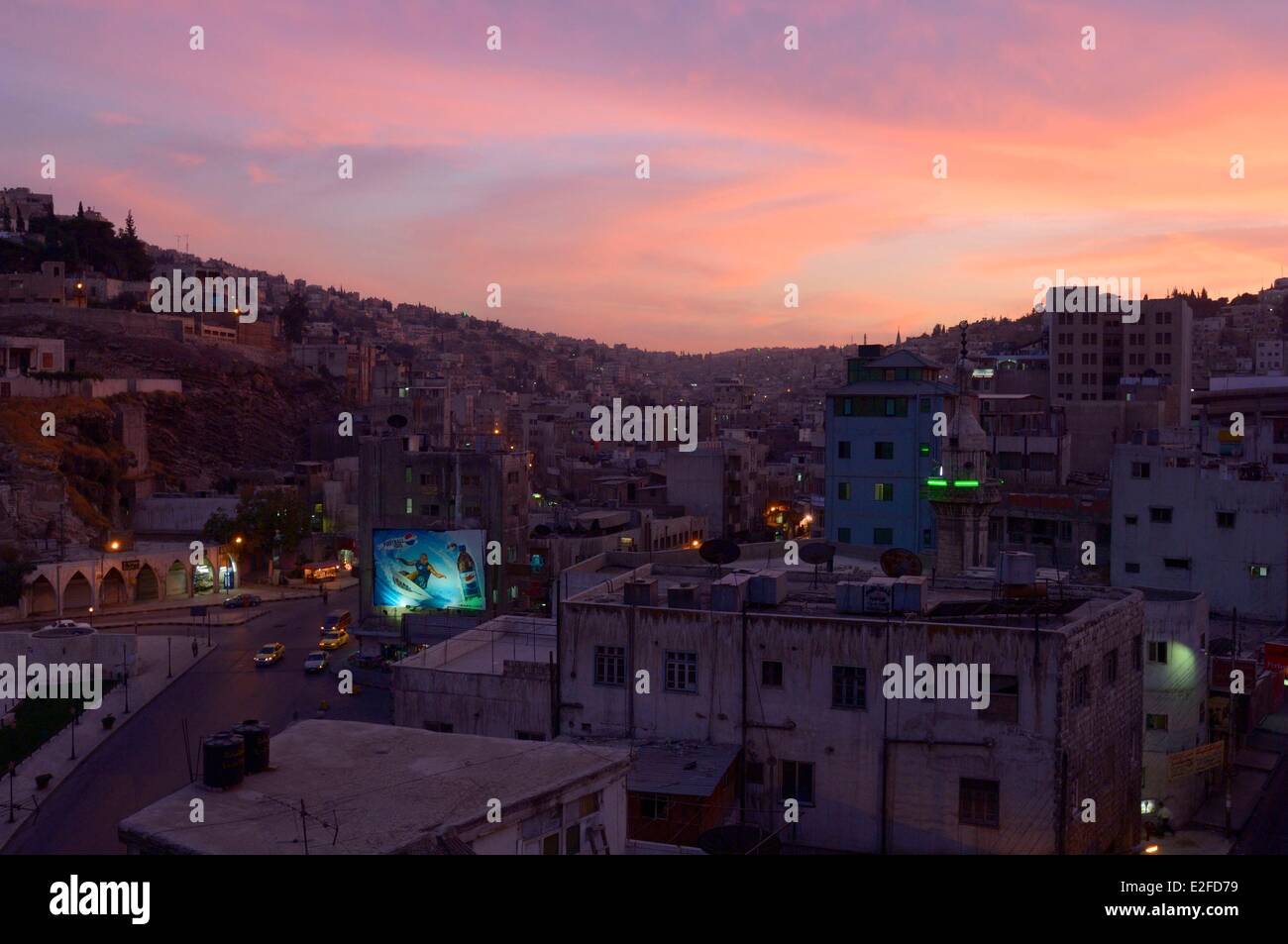 Jordanien, Amman Governorate, Amman, Blick auf die Al Hashimi Boulevard und die Altstadt vom Dach des Hotel Pasha Palast bei Nacht Stockfoto