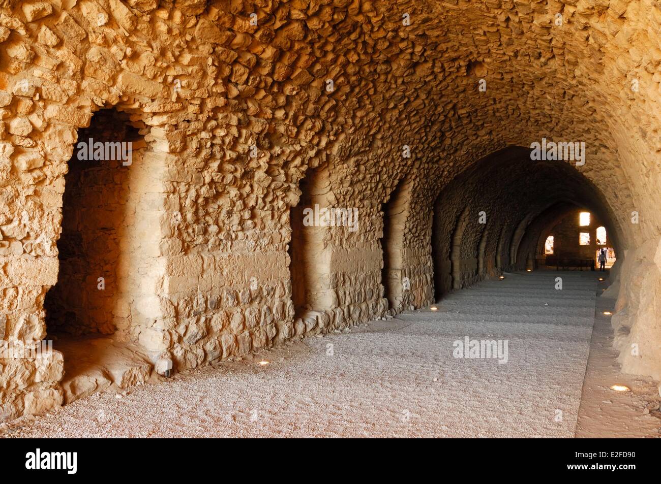 Jordan Karak Governorate Al-Karak Zitadelle der Kreuzritterburg Kerak gebaut zwischen 1142 und 1188 Besucher am Ende des Korridors Stockfoto