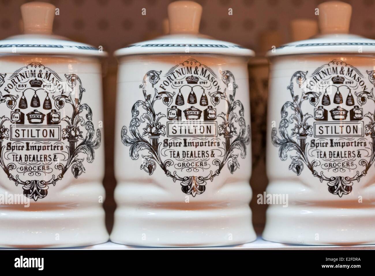 Großbritannien London Piccadilly Fortnum & Mason wurde im Jahre 1707 von William Fortnum and Hugh Mason Kaufhaus gegründet. Stockfoto Großbritannien London Piccadilly Fortnum & Mason wurde im Jahre 1707 von William Fortnum and Hugh Mason Kaufhaus gegründet. Stockfoto