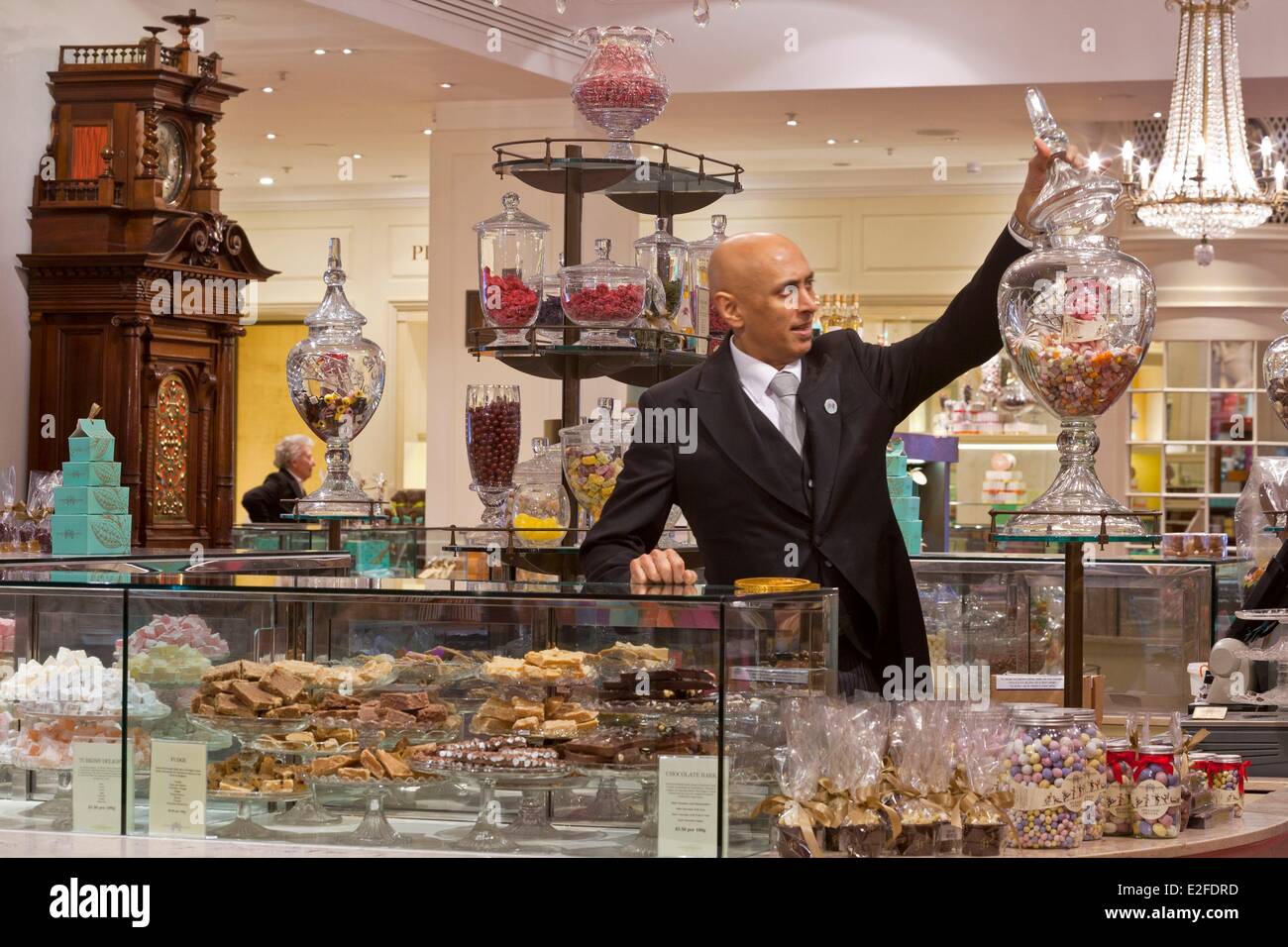 Großbritannien London Piccadilly Fortnum & Mason wurde im Jahre 1707 von William Fortnum and Hugh Mason Kaufhaus gegründet. Stockfoto Großbritannien London Piccadilly Fortnum & Mason wurde im Jahre 1707 von William Fortnum and Hugh Mason Kaufhaus gegründet. Stockfoto