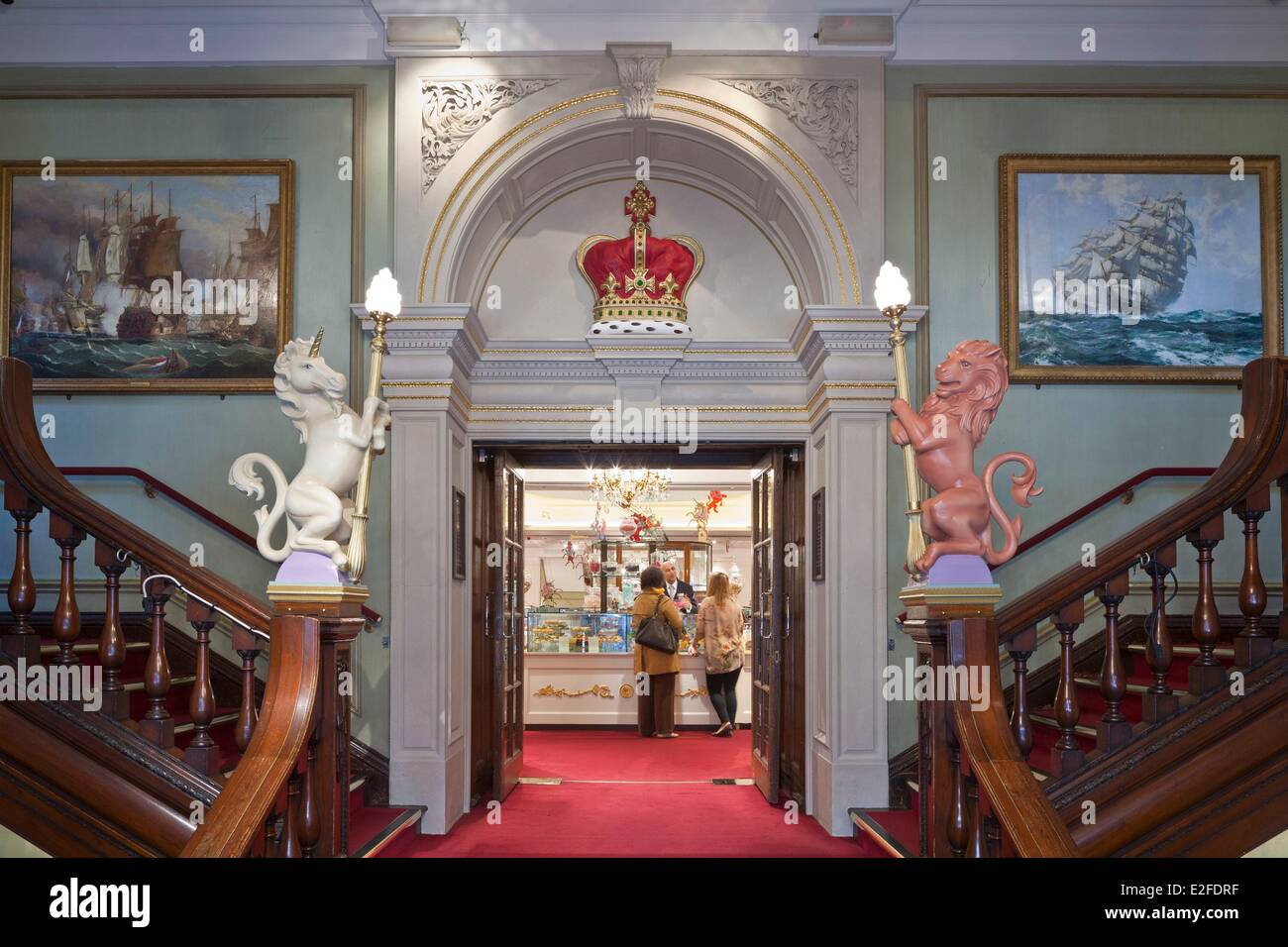 Großbritannien London Piccadilly Fortnum & Mason wurde im Jahre 1707 von William Fortnum and Hugh Mason Kaufhaus gegründet. Stockfoto Großbritannien London Piccadilly Fortnum & Mason wurde im Jahre 1707 von William Fortnum and Hugh Mason Kaufhaus gegründet. Stockfoto