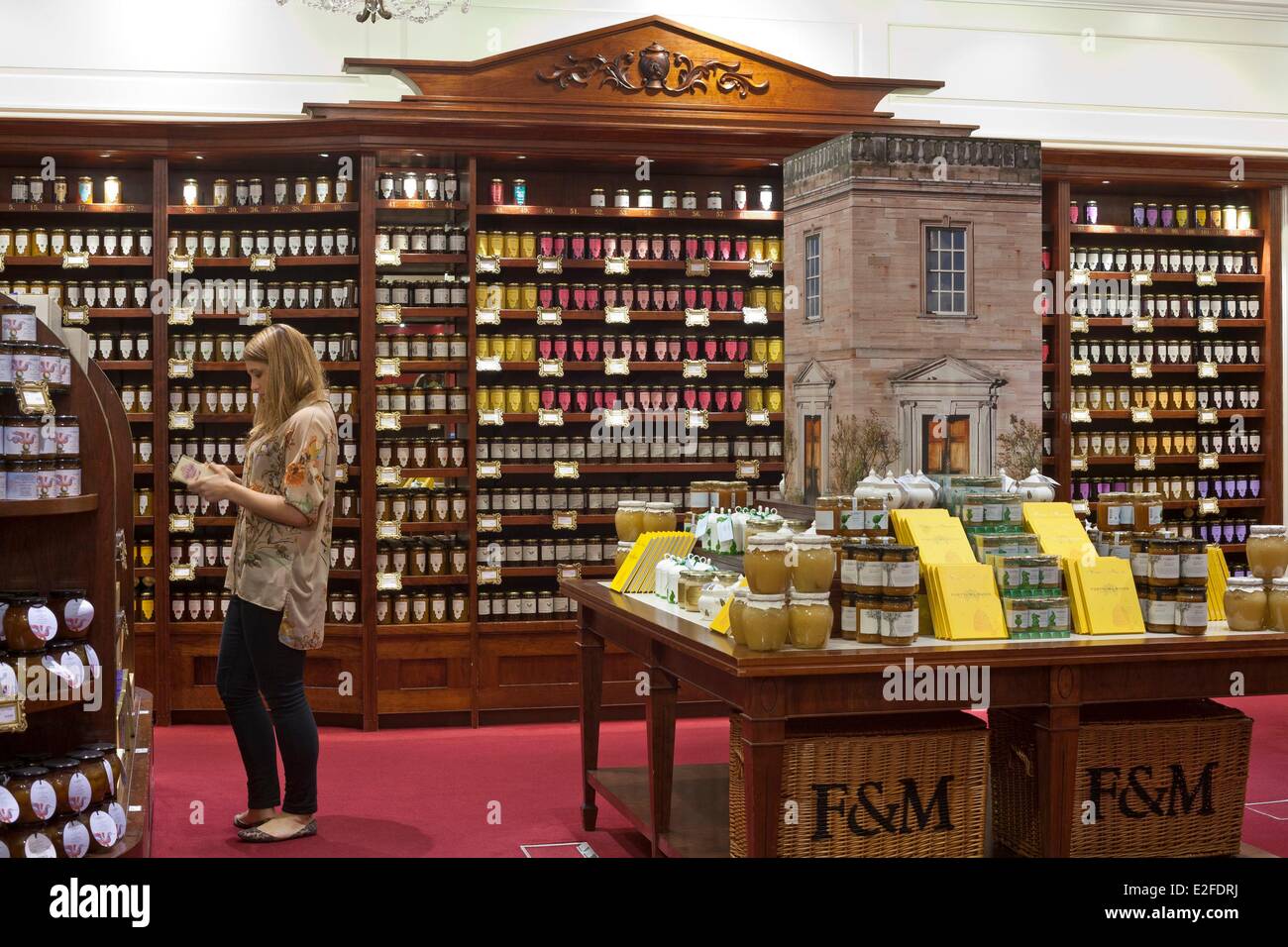 Großbritannien London Piccadilly Fortnum & Mason wurde im Jahre 1707 von William Fortnum and Hugh Mason Kaufhaus gegründet. Stockfoto Großbritannien London Piccadilly Fortnum & Mason wurde im Jahre 1707 von William Fortnum and Hugh Mason Kaufhaus gegründet. Stockfoto