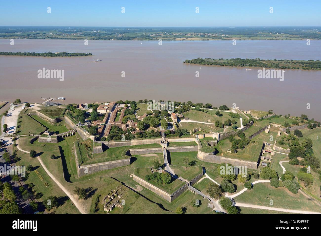 Frankreich, Gironde, Blaye, die Zitadelle von Vauban als Weltkulturerbe der UNESCO und der Mündung der Gironde (Luftbild) aufgeführt Stockfoto