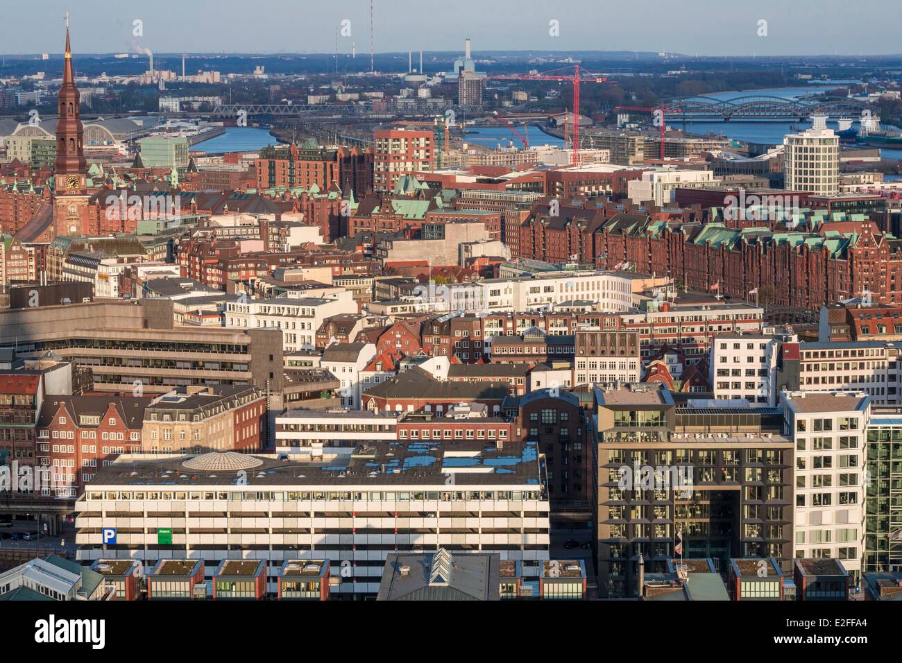 Deutschland, Hamburg, Blick vom Pfeil des St Michel Kirche Sainte Catherine, Speicherstadt und HafenCity Kirche Stockfoto