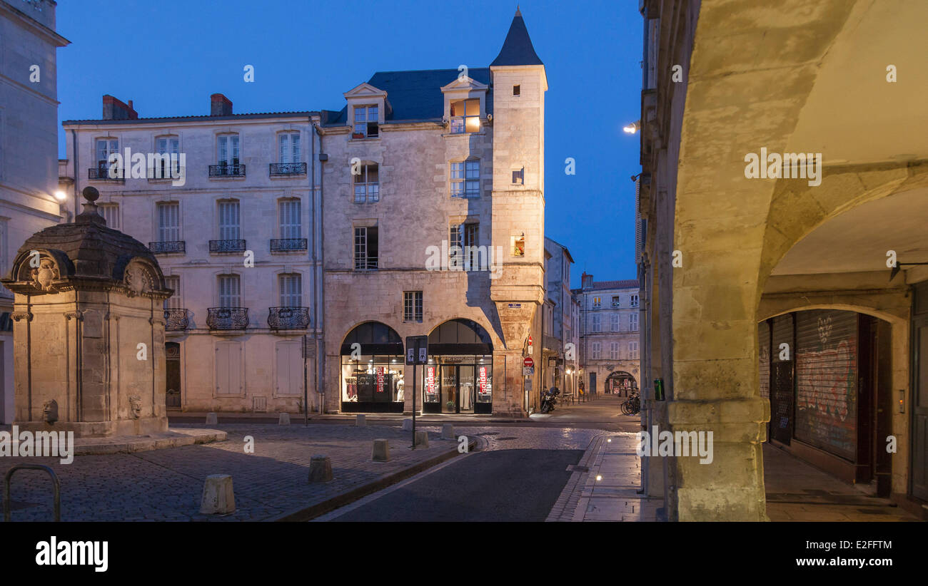 Frankreich, Charente Maritime, La Rochelle, Rue Rambaud, Fontaine du Pilori (Pranger Brunnen) und altes Haus mit Winkel-Turm Stockfoto