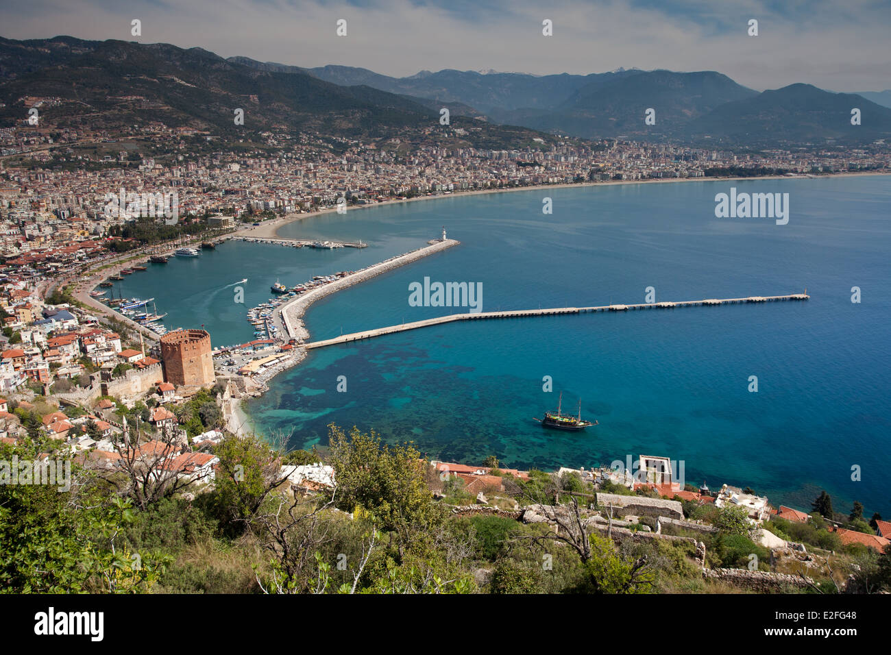 Blick vom bergauf: Alanya Hafen und roter Turm Stockfoto