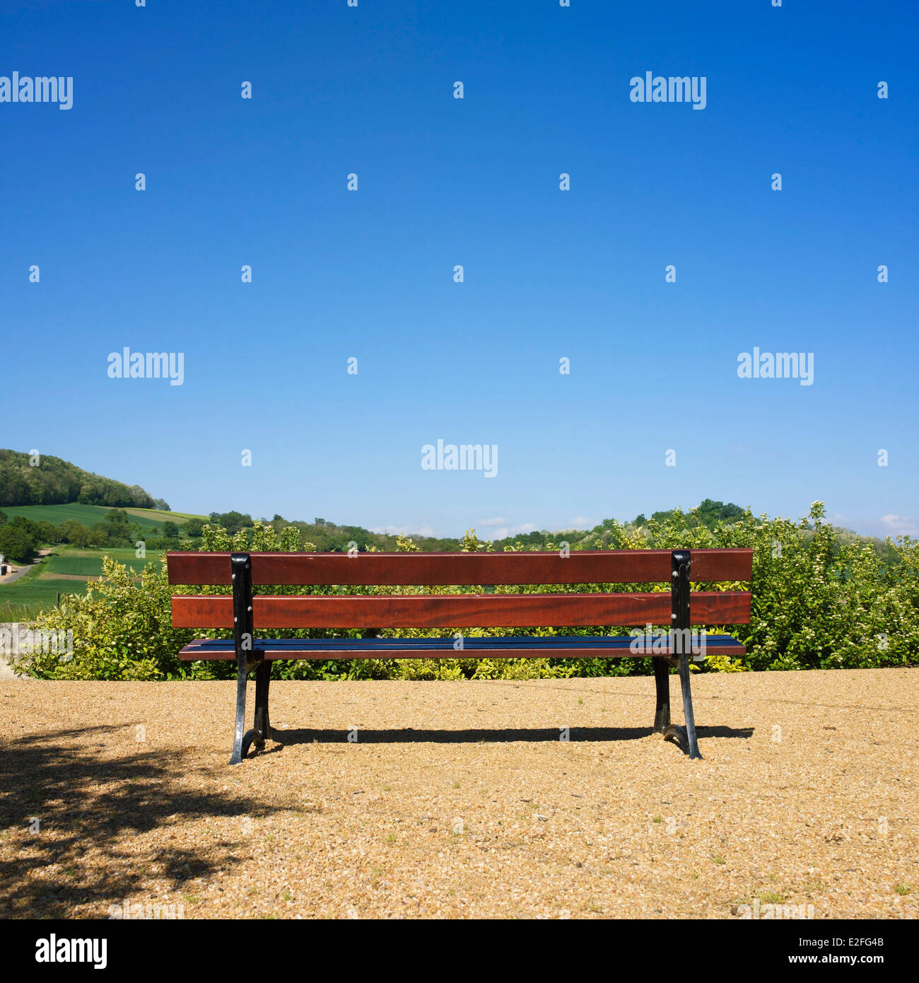 Bank mit Blick auf die Landschaft Stockfoto