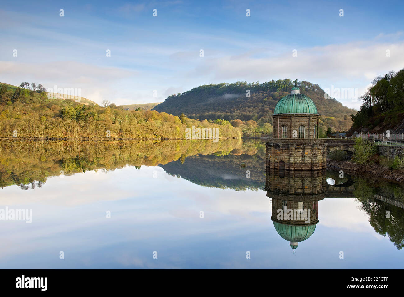 Ein Mann hat in Wales Landschaft. Einem künstlichen Stausee in das Elan-Tal mit dem steigenden Nebel und Anstrengung Turm der Caban coch Stockfoto