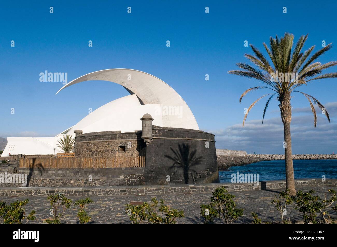 Spanien Kanaren Teneriffa Insel Santa Cruz De Tenerife Oper vom Architekten Santiago Calatrava und San Juan Bautista Stockfoto