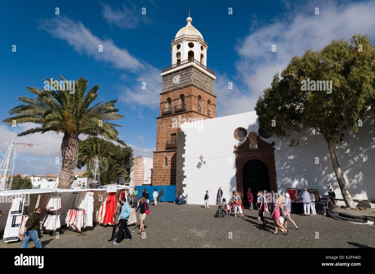 Spanien, Kanarische Inseln, Insel Lanzarote, Teguise, Kirche der Muttergottes von Guadalupe Markttag Stockfoto
