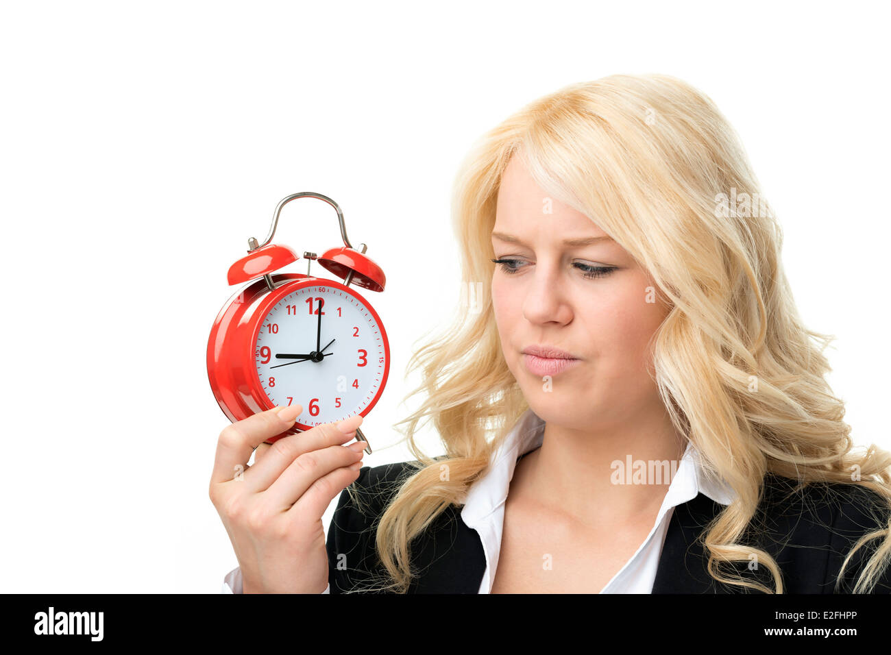 Blonde Frau Lachen unglücklich mit roten Wecker Stockfoto