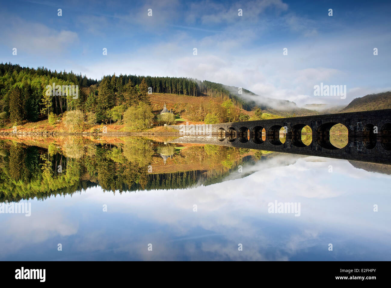 Steigender Nebel in der Elan-Tal im zeitigen Frühjahr an einem klaren noch morgen Stockfoto