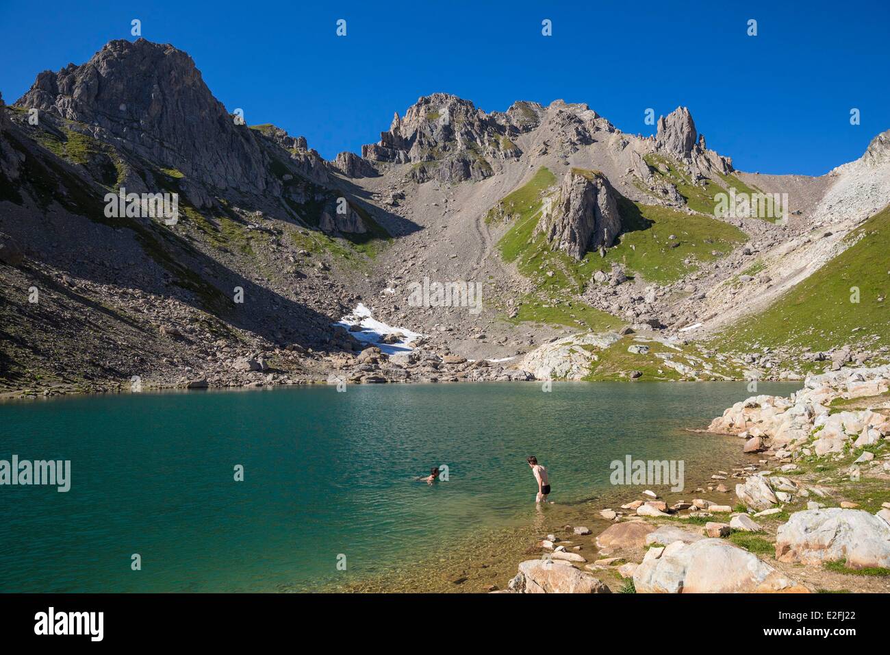 Frankreich, Savoyen, Beaufortain massiv, La Cote d'Aime, Lac de Presset (2514m) mit Blick auf den Pass von der Grand Fond (2671m) Stockfoto