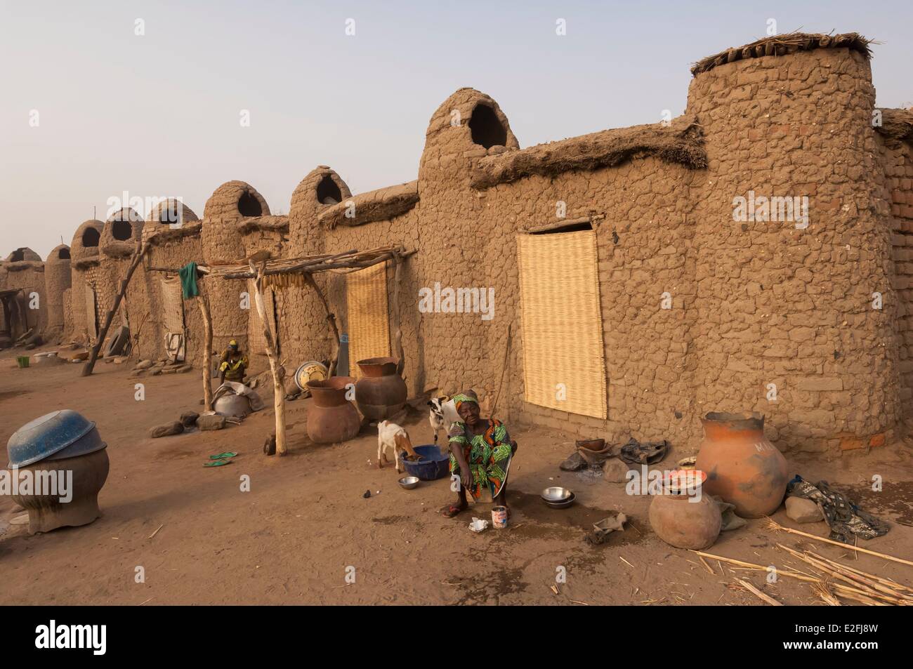 Chad Sahel Mayo Kebbi Lere Adobe Palast der Gon oder König von der Moundang mit den Hütten der seiner zahlreichen Ehefrauen und ihre Stockfoto