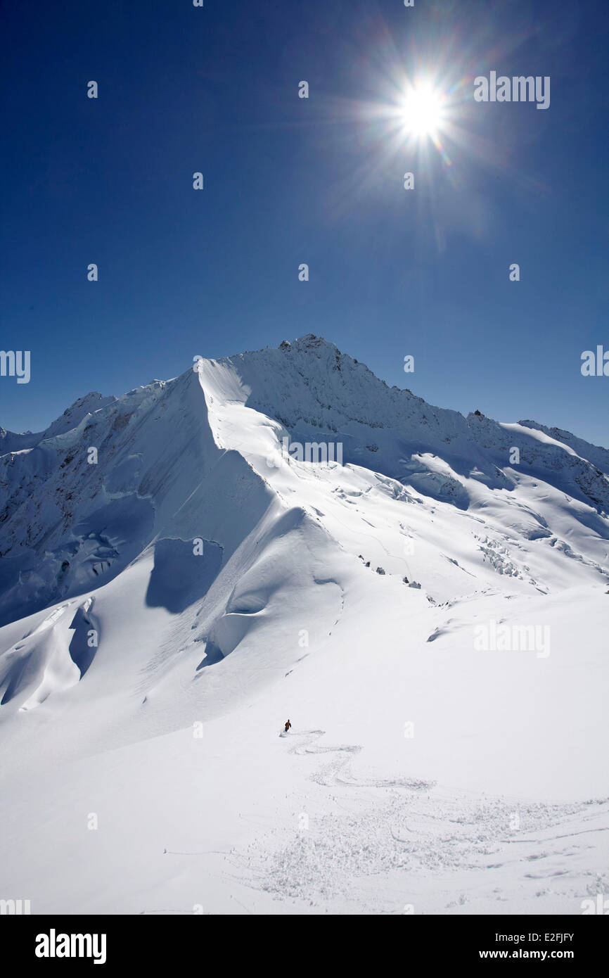 Schweiz, Kanton Wallis, Arolla, Skifahrer vor dem Zinalrothorn North Face (4221 m) Stockfoto