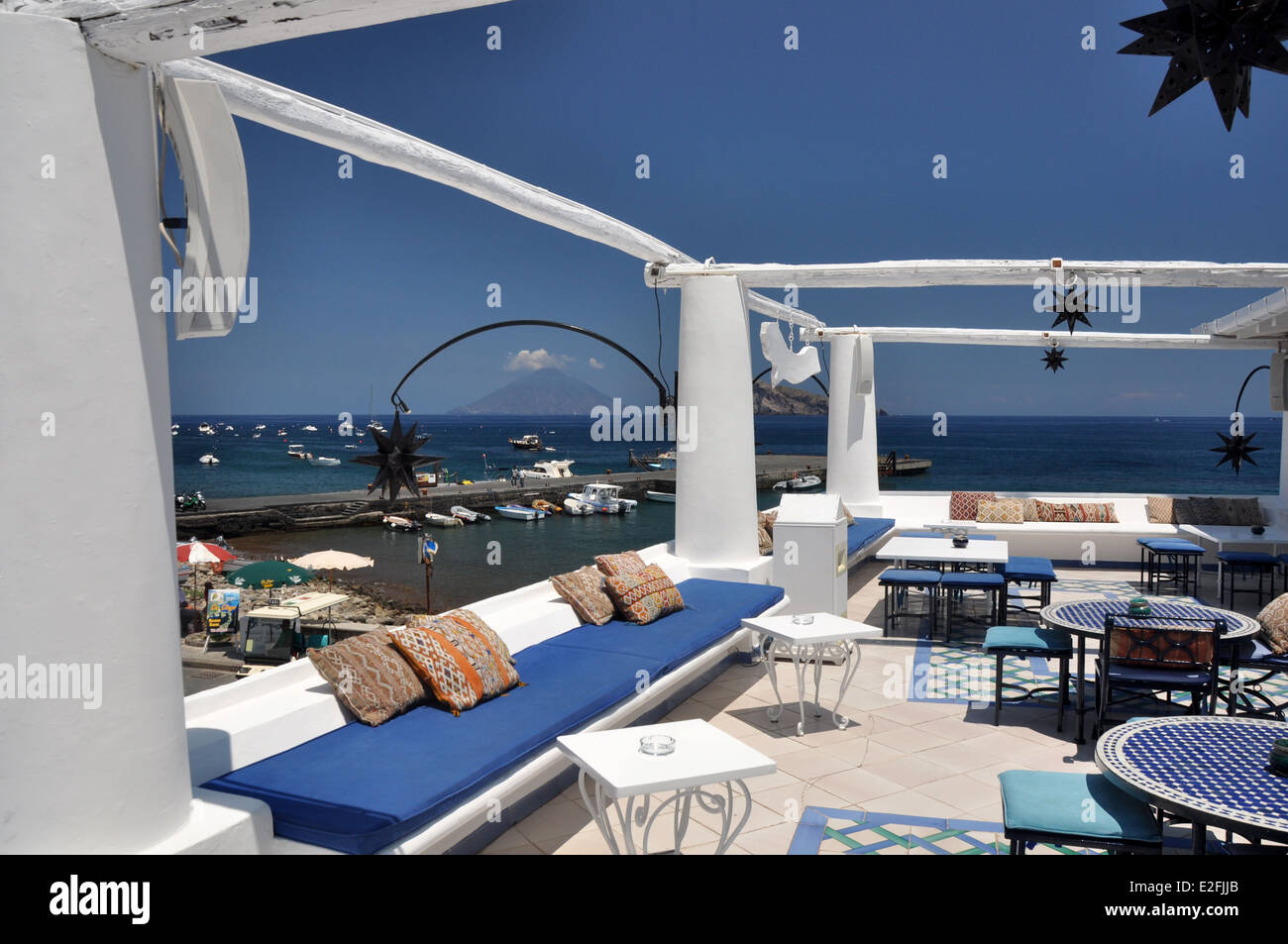 Äolischen Inseln, Panarea, Lisca Bianca Lounge Bar, Stromboli im Hintergrund Stockfoto