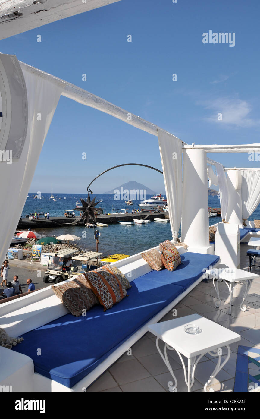 Äolischen Inseln, Panarea, Lisca Bianca Lounge Bar, Stromboli im Hintergrund Stockfoto