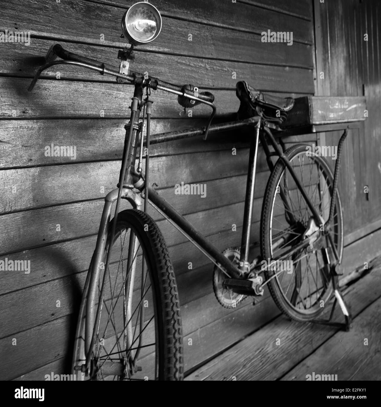 alte klassische Fahrrad auf hölzernen Hintergrund Stockfoto
