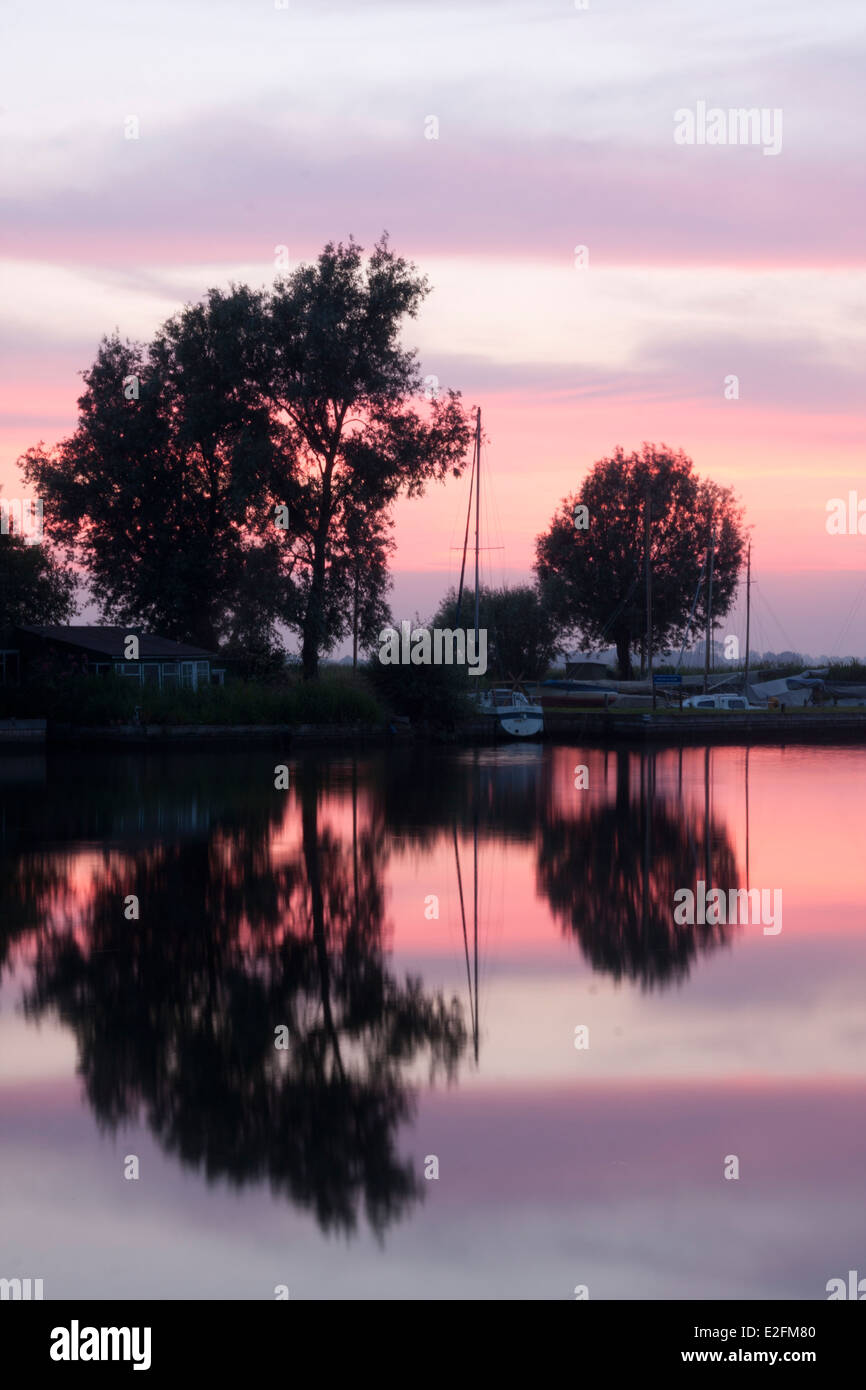 Sonnenuntergang über Thurne Dyke, Norfolk Broads, East Anglia, England Stockfoto