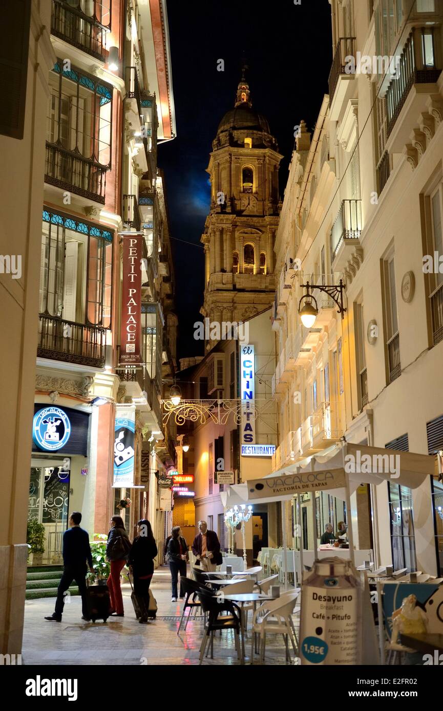 Spanien Andalusien Costa del Sol Malaga die Kathedrale in der Achse einer Gasse führt zu den wichtigsten Straße Calle Marques de Larios Stockfoto