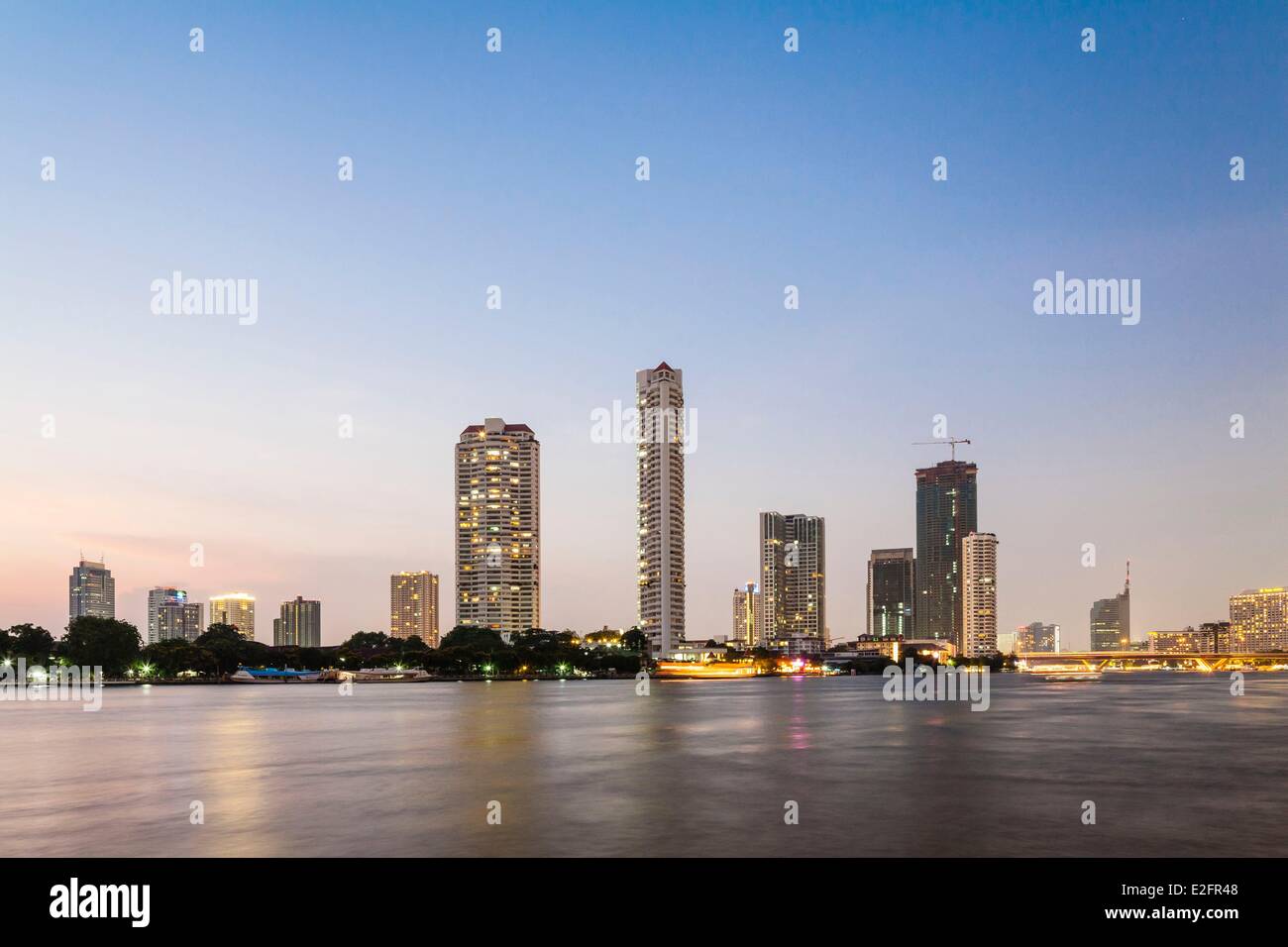 Thailand Bangkok mit Blick auf den Fluss Chao Phraya Sathon Brücke Stockfoto